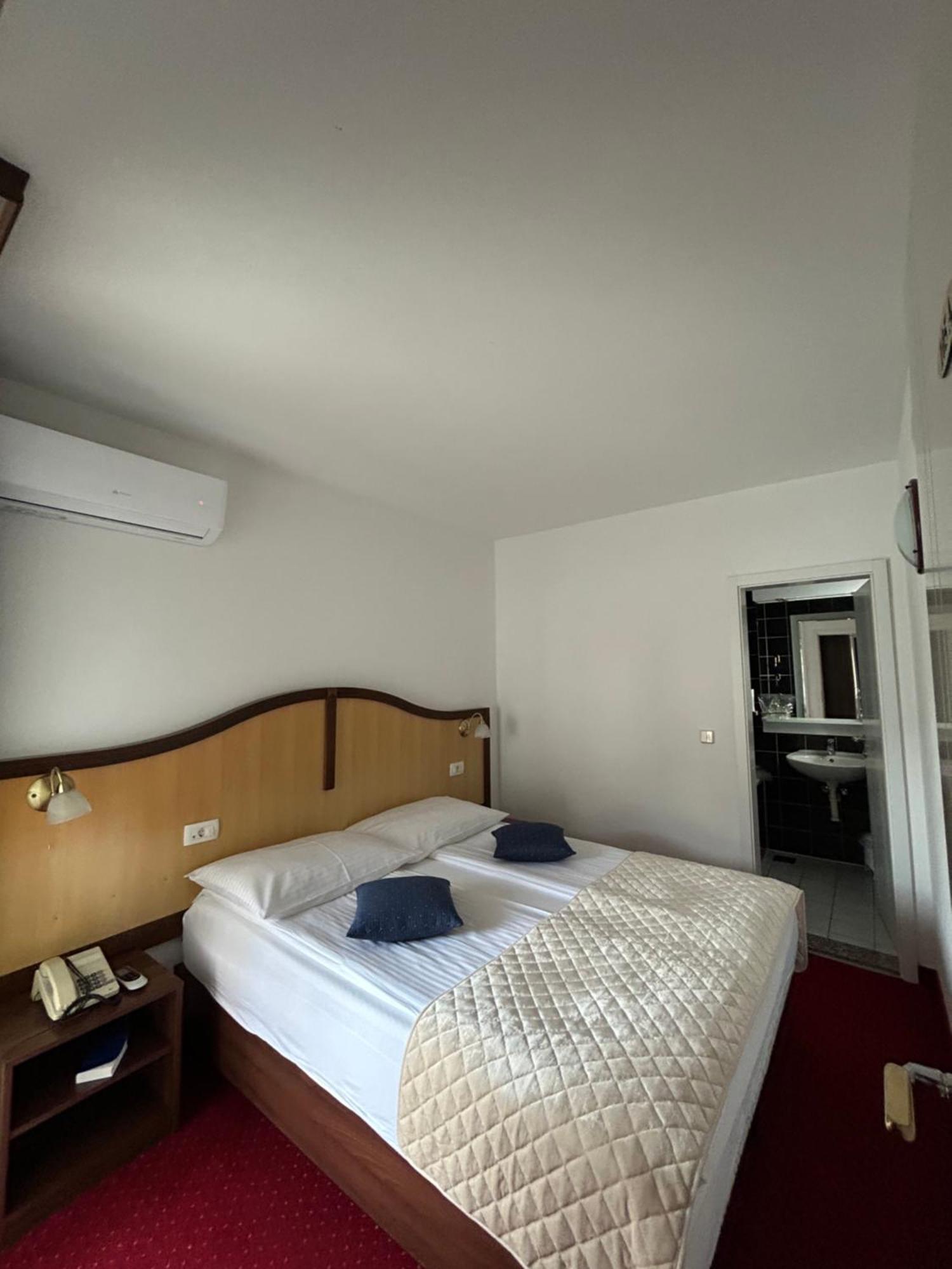 Hotel Bavaria Trogir Seget Donji ภายนอก รูปภาพ