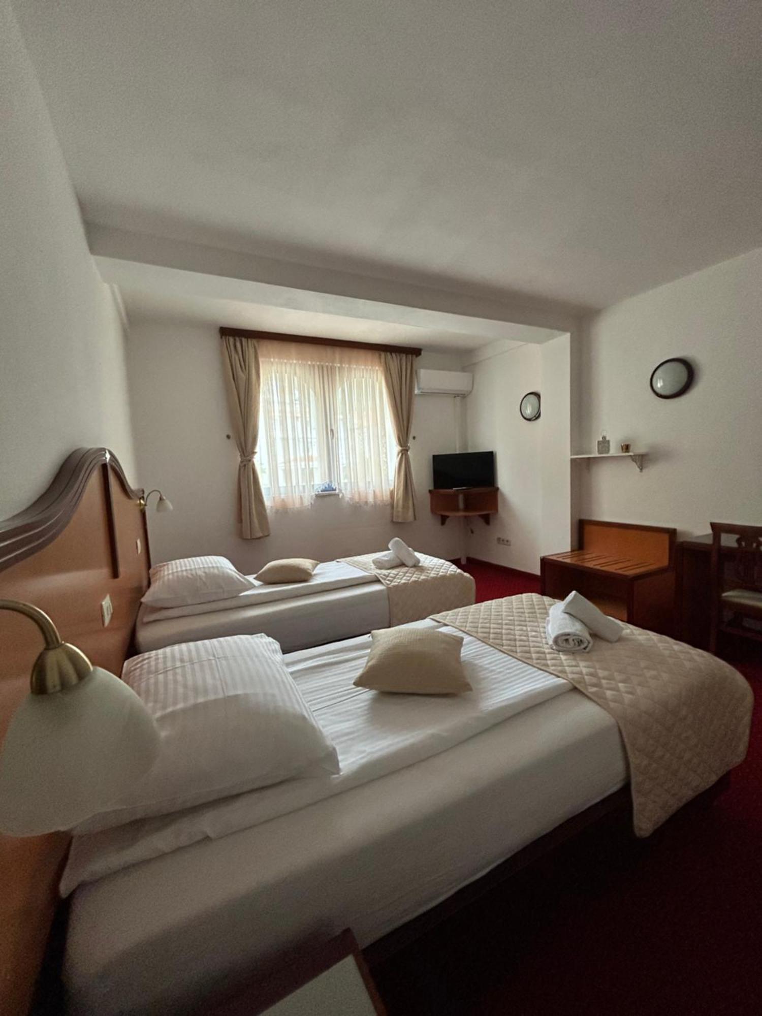 Hotel Bavaria Trogir Seget Donji ภายนอก รูปภาพ