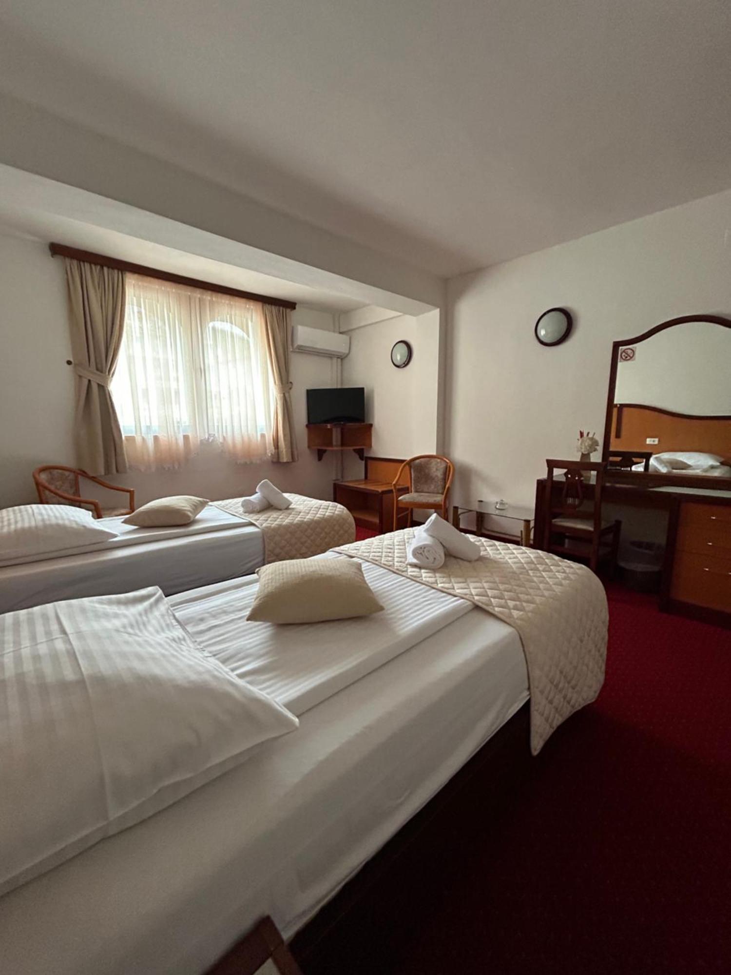 Hotel Bavaria Trogir Seget Donji ภายนอก รูปภาพ