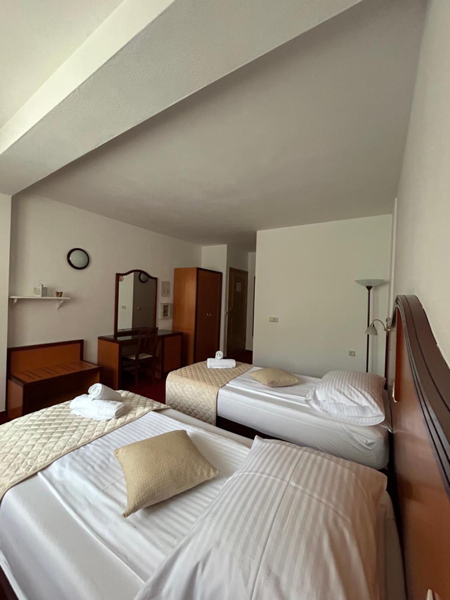 Hotel Bavaria Trogir Seget Donji ภายนอก รูปภาพ