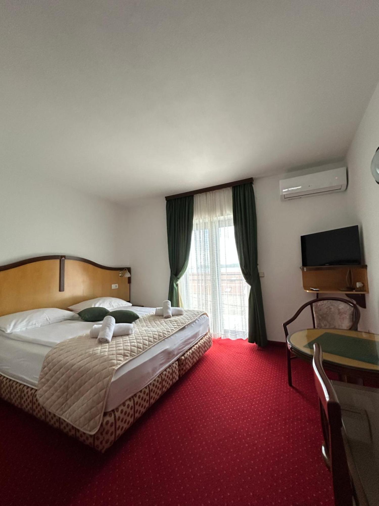 Hotel Bavaria Trogir Seget Donji ภายนอก รูปภาพ