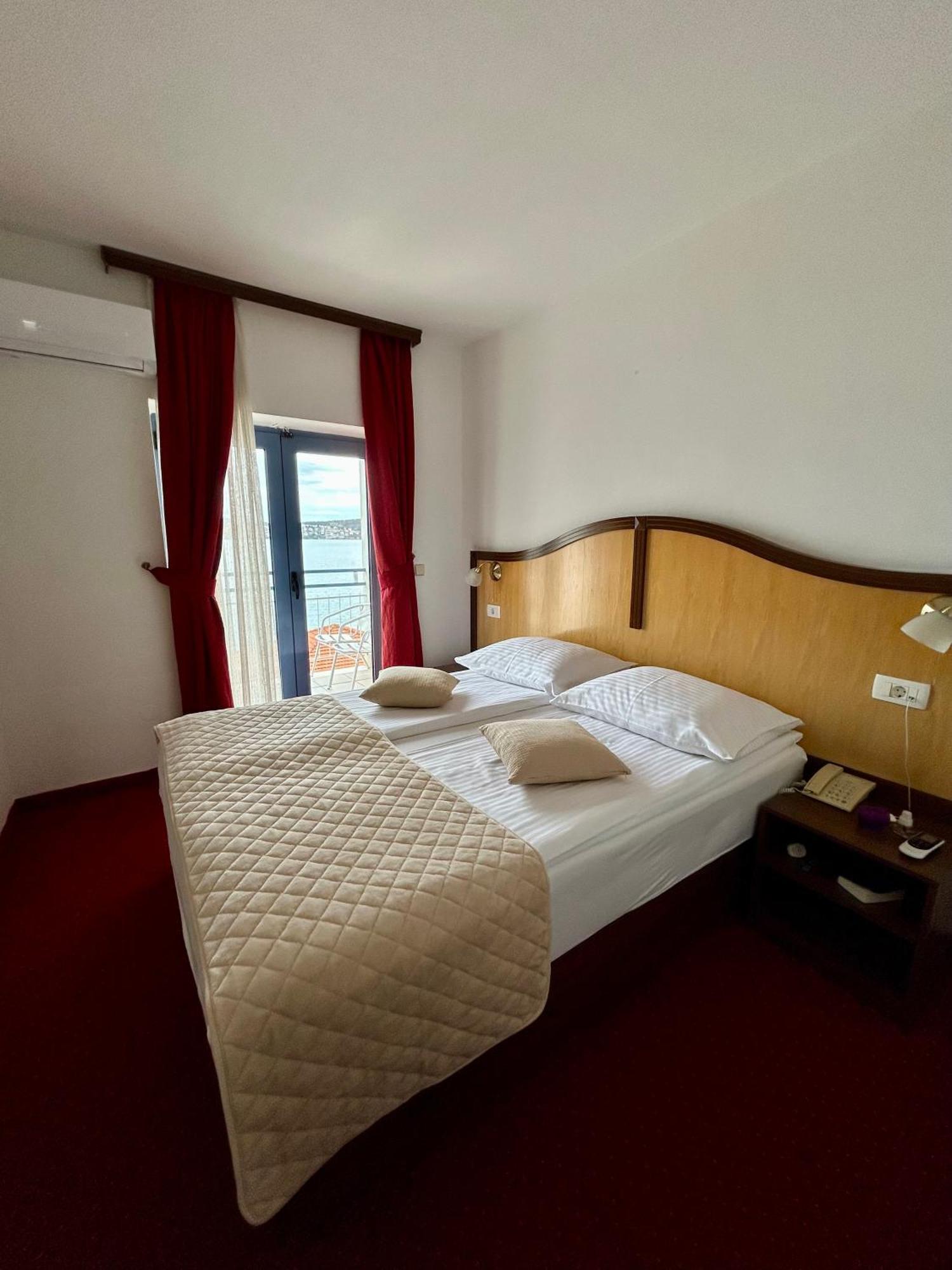 Hotel Bavaria Trogir Seget Donji ภายนอก รูปภาพ