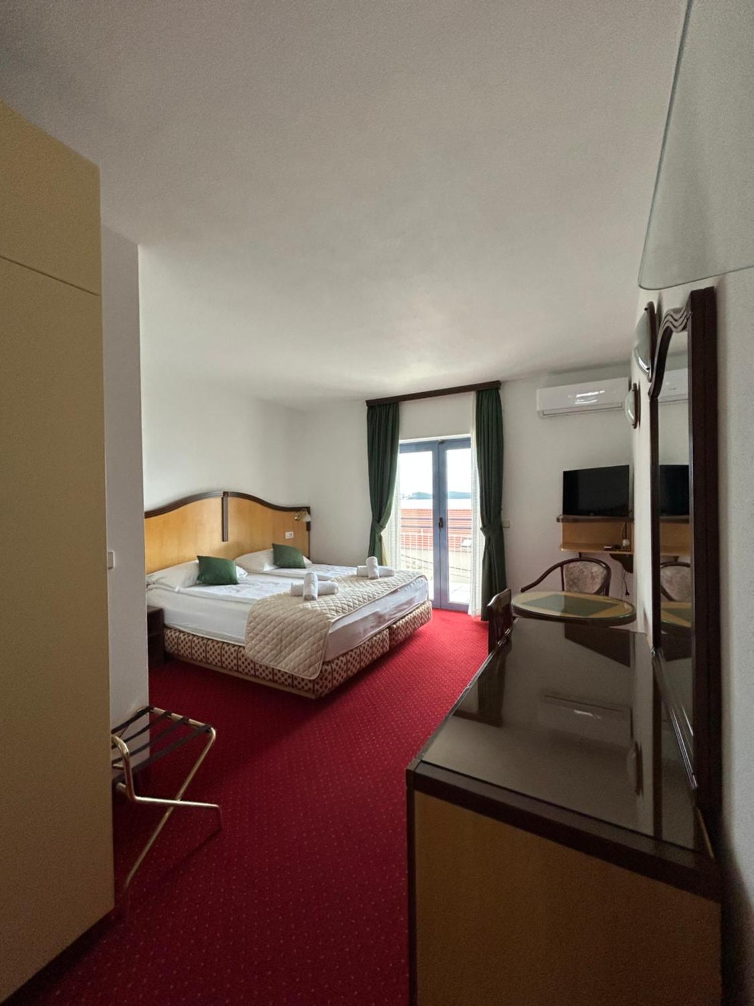 Hotel Bavaria Trogir Seget Donji ภายนอก รูปภาพ