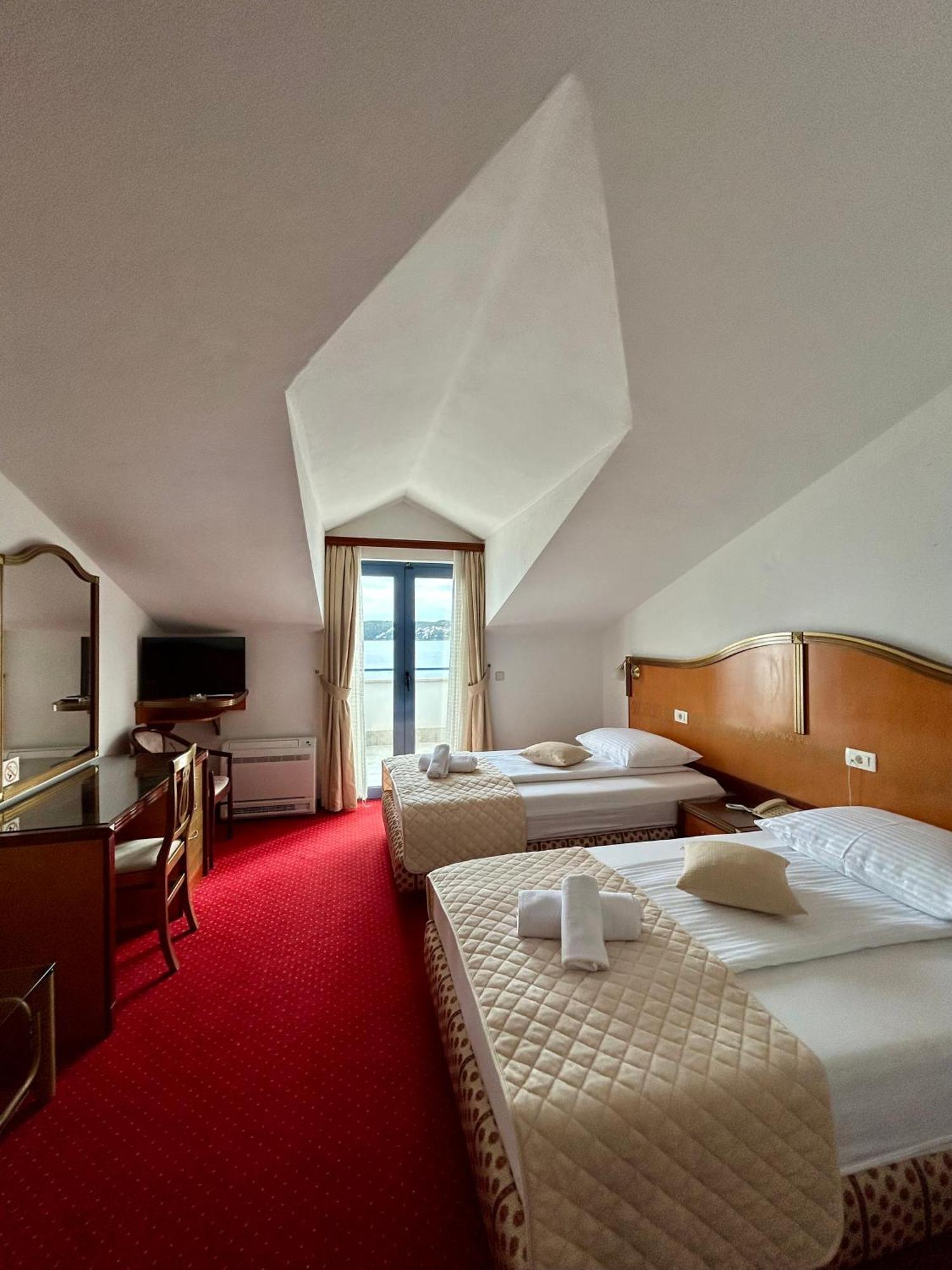 Hotel Bavaria Trogir Seget Donji ภายนอก รูปภาพ