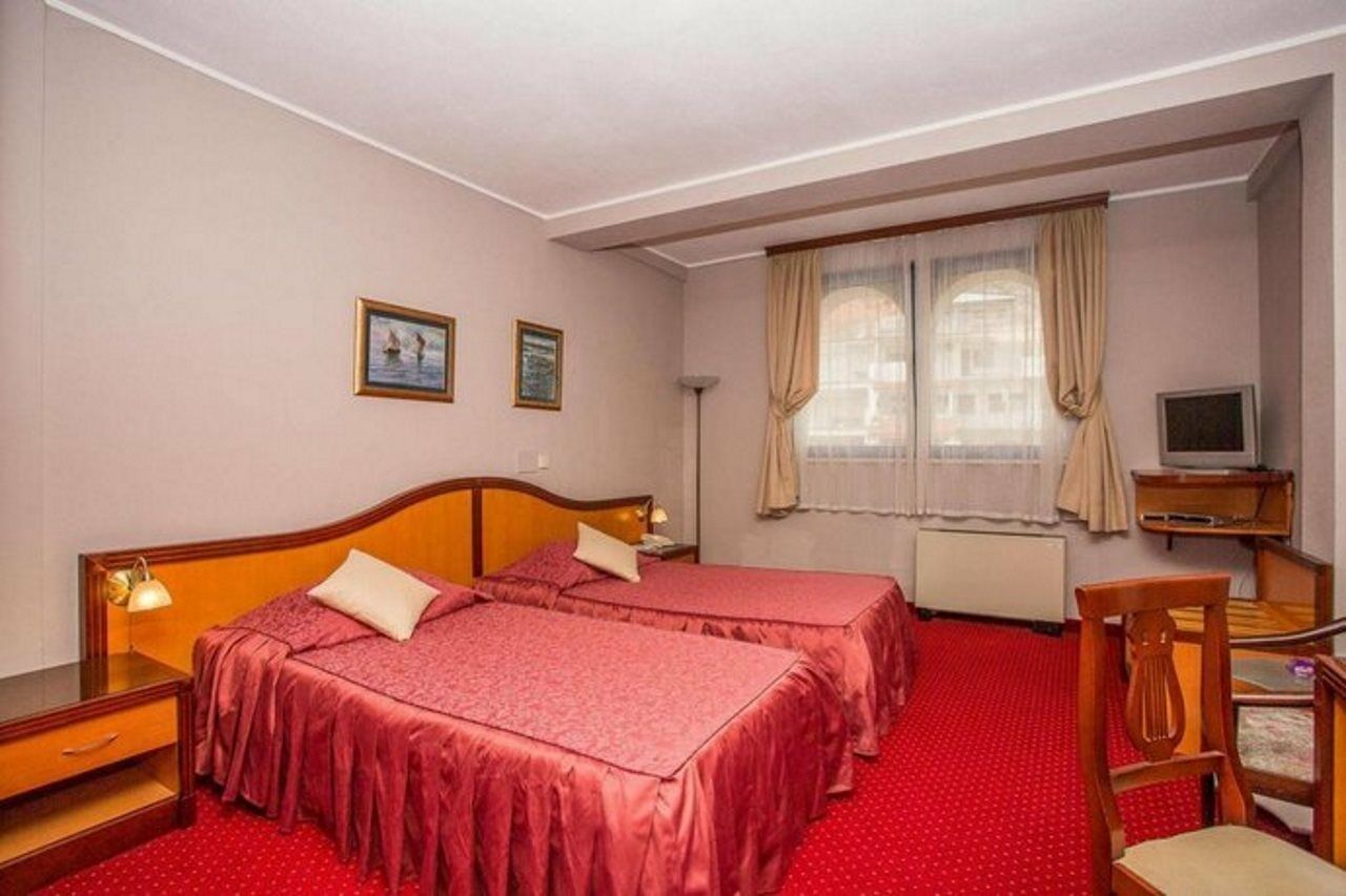 Hotel Bavaria Trogir Seget Donji ภายนอก รูปภาพ